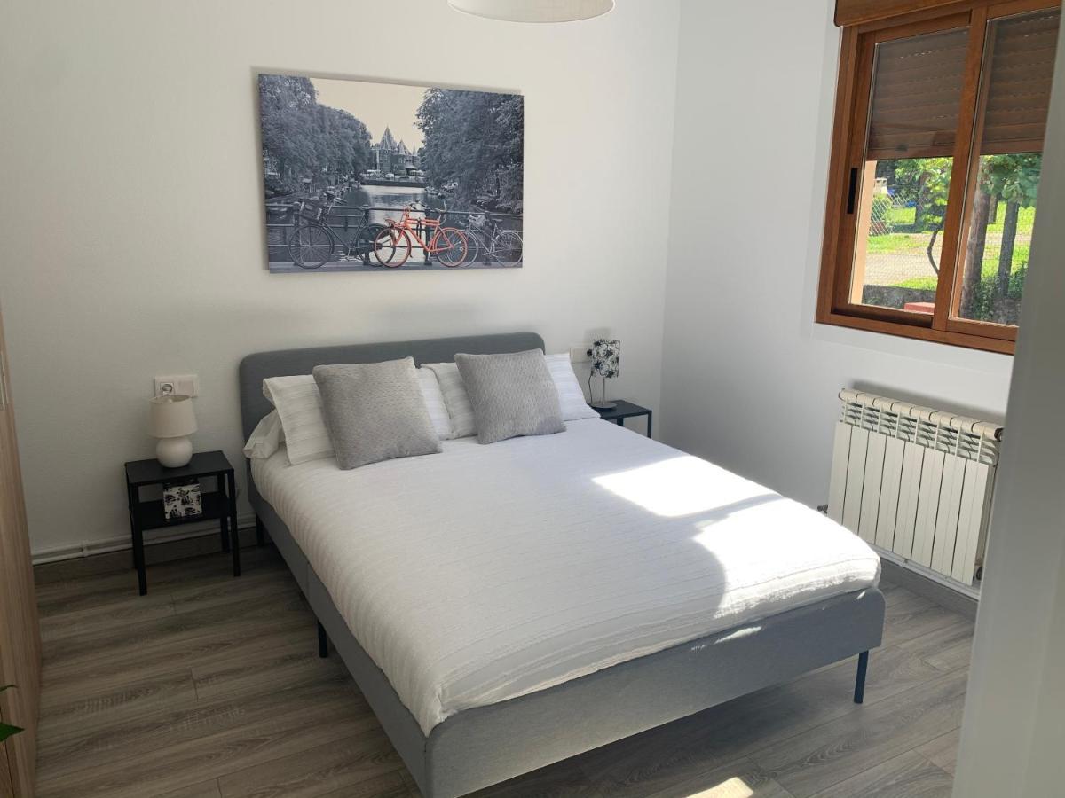 A Casa Vermella Con Jardin A 10 Minutos De Santiago De Compostela Apartman Ortono Kültér fotó