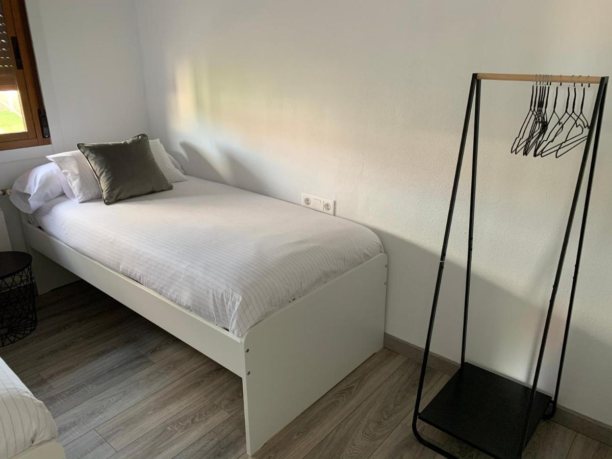 A Casa Vermella Con Jardin A 10 Minutos De Santiago De Compostela Apartman Ortono Kültér fotó