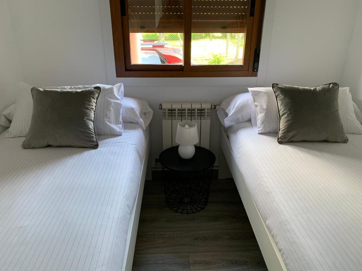 A Casa Vermella Con Jardin A 10 Minutos De Santiago De Compostela Apartman Ortono Kültér fotó