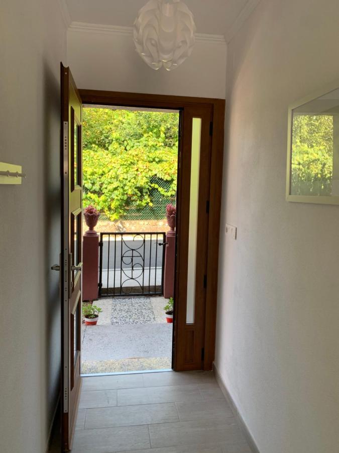 A Casa Vermella Con Jardin A 10 Minutos De Santiago De Compostela Apartman Ortono Kültér fotó
