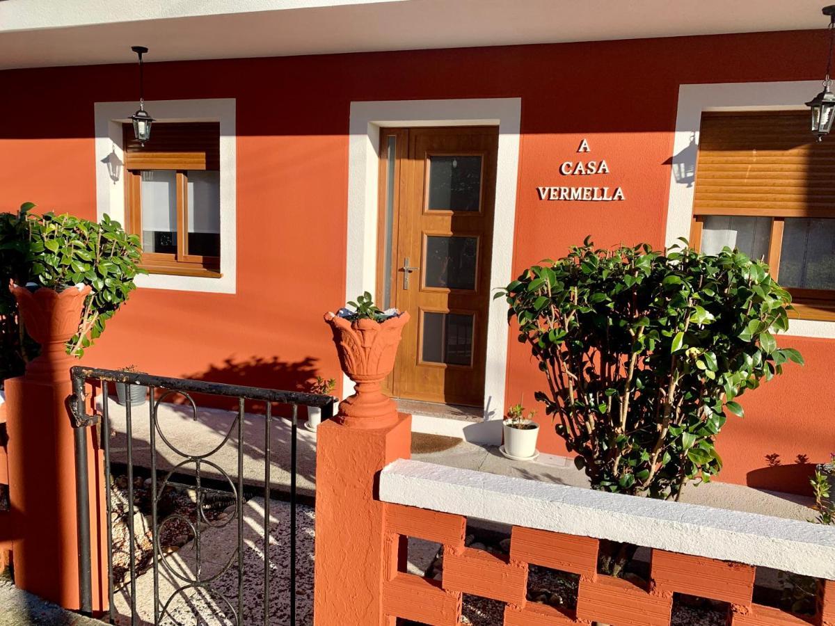 A Casa Vermella Con Jardin A 10 Minutos De Santiago De Compostela Apartman Ortono Kültér fotó